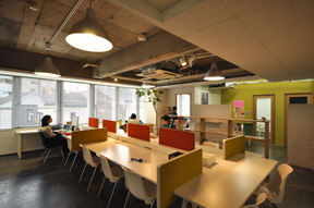 facility8 3階共用テーブル
